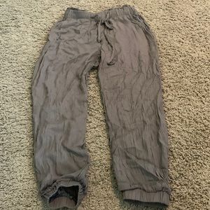 Olive jogger linens pants. Excellent condition worn once.